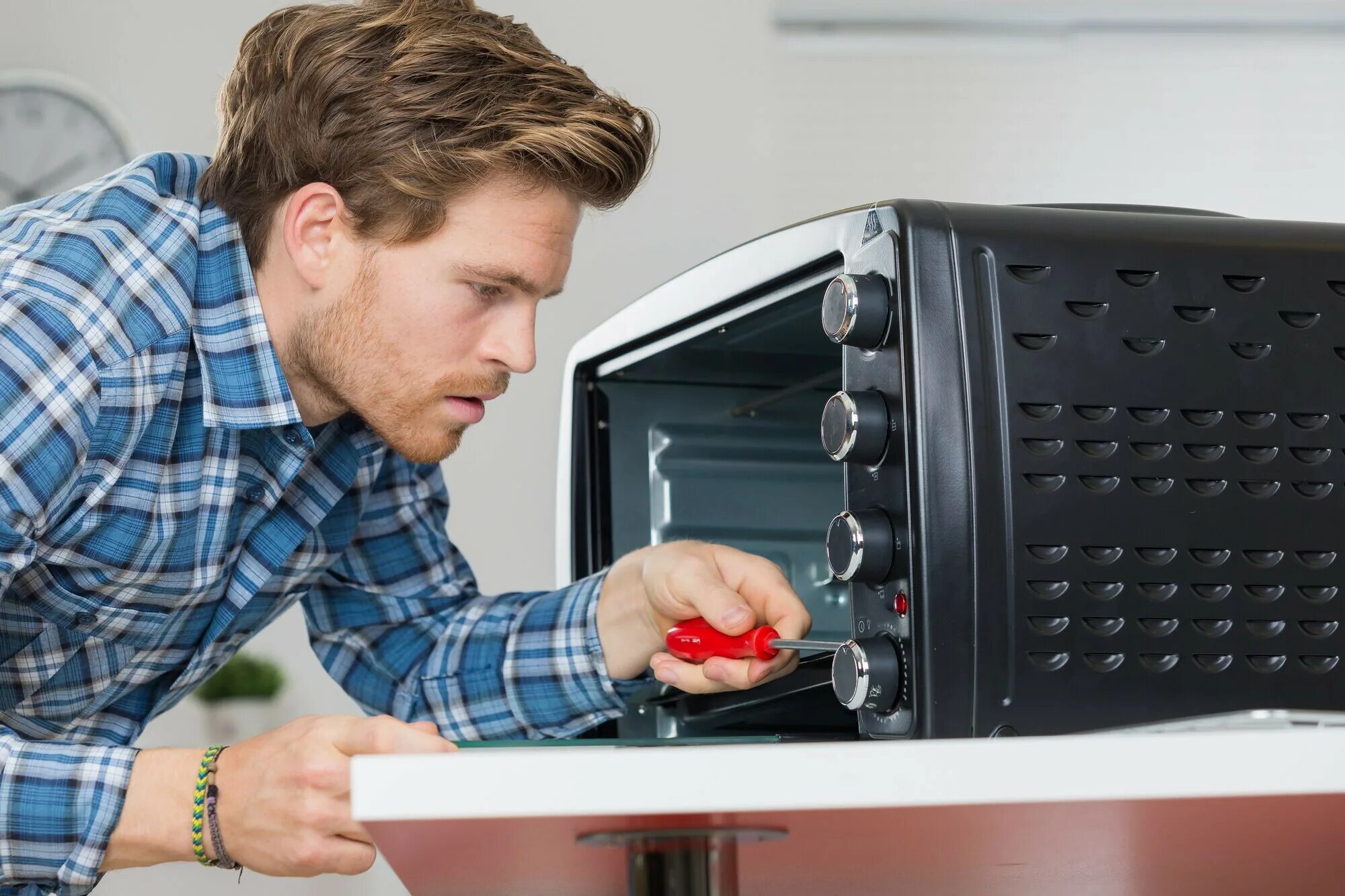 Почему микроволновка стала. Microwave Repair. Мастер и микроволновка. Микроволновки Master. Мастер чинит микроволновку.