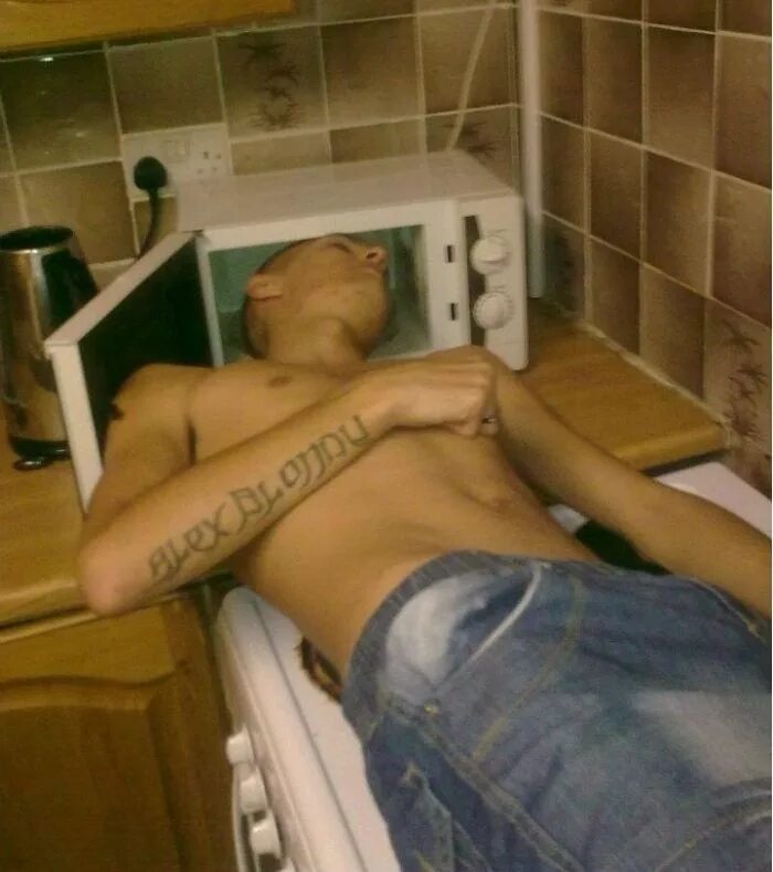 Пьяные натуралы русский. Пьяные натуралы русский. Десантники в фонтане. Щербаков алексей вдвшник. Гопник с пивом.