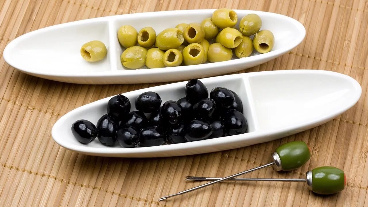 Маслины польза и вред для организма консервированные. Оливки. Маслины. Разница между оливками и маслинами. Оливки черные.