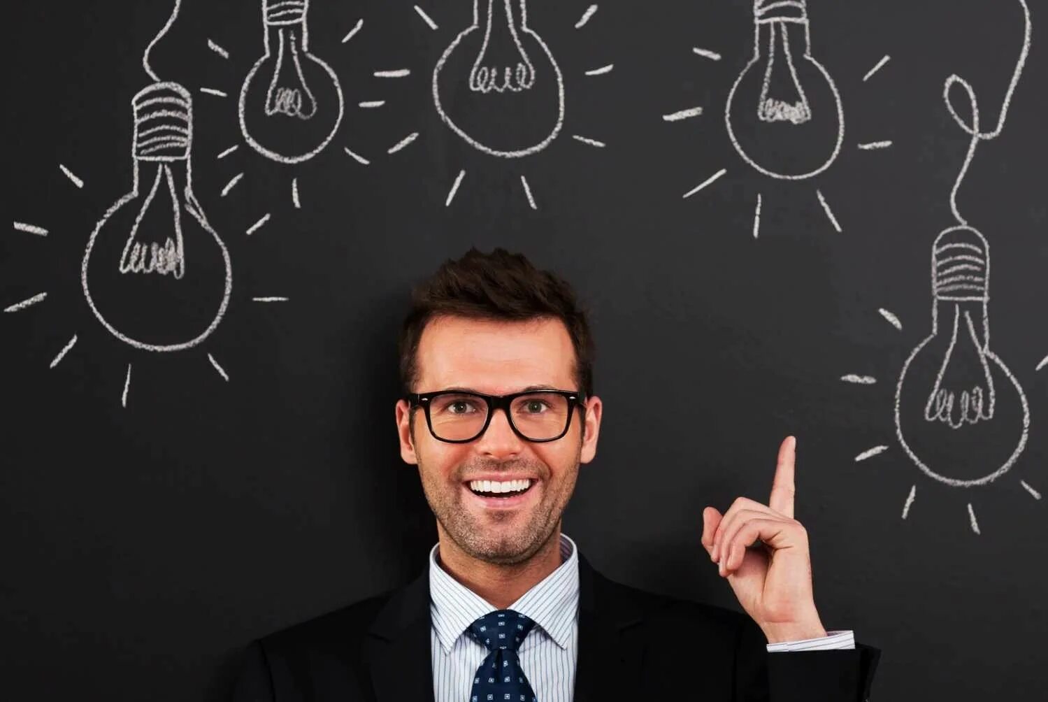 стартап мышление. стартап мышление. молодые люди творческие. стартап мышление. появилась идея.