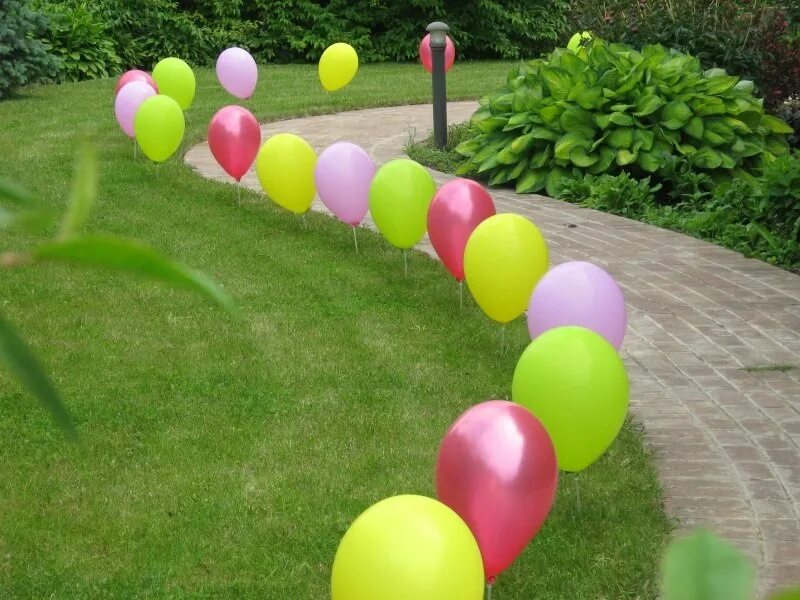 Воздушные шары для сада. Крашение двора гариками. Украшение двора на праздник. Украшение двора на день рождения. Украшение шарами на даче.