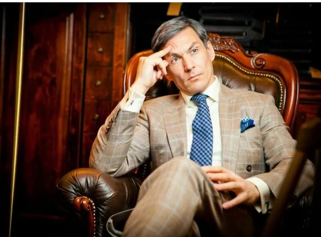 Солидный мужчина. Респектабельный мужчина. Респектабельный бизнесмен. Солидный мужчина в кресле. Богатый мужчина в костюме.