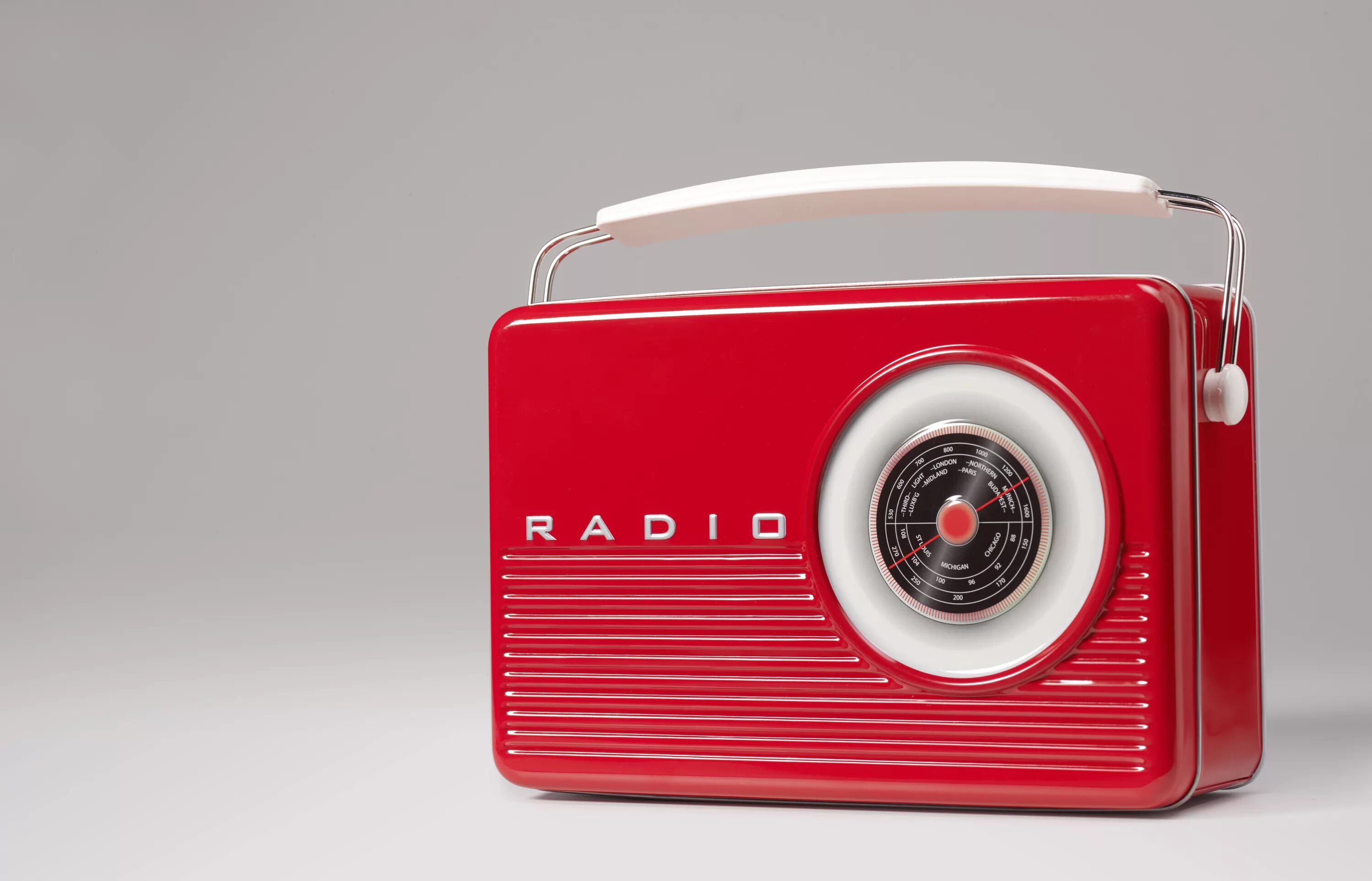Радиоприемник красный. Реклама радиоприемника. Радиоприемник на Красном фоне. Советский радиоприемник красный.