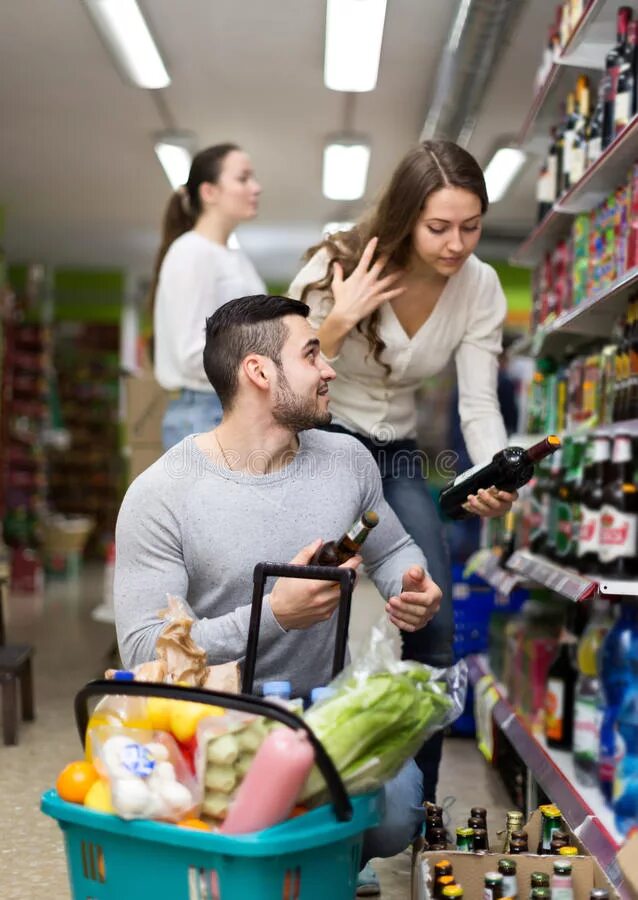 Консультант по продукту рисунок. Покупал покупатель. Женщина с продуктовой корзиной. Корзинка покупателя. Бутик с покупателями.