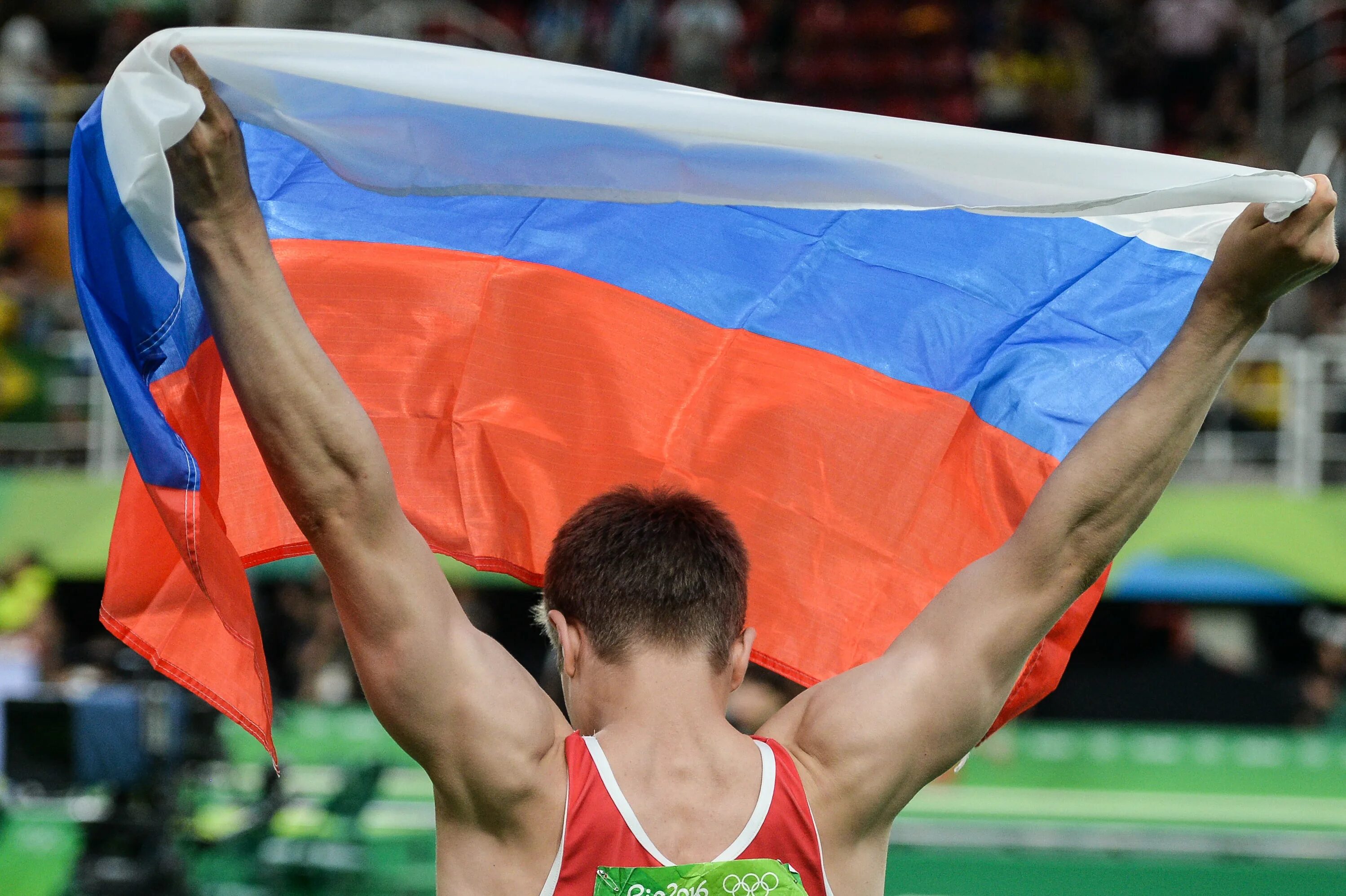Впереди нас ехали спортсмены. Атлеты России. Спортсмены с флагом России. Допинговый скандал в российском спорте.