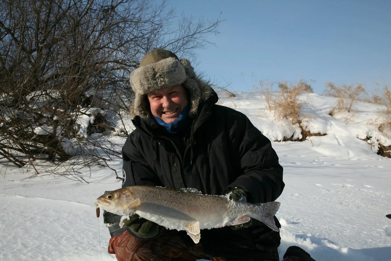 Ловля ленка зимой в Хабаровском крае. Ленок трофей. Зимняя рыбалка Хабаровск. Зимняя рыбалка на ленка.