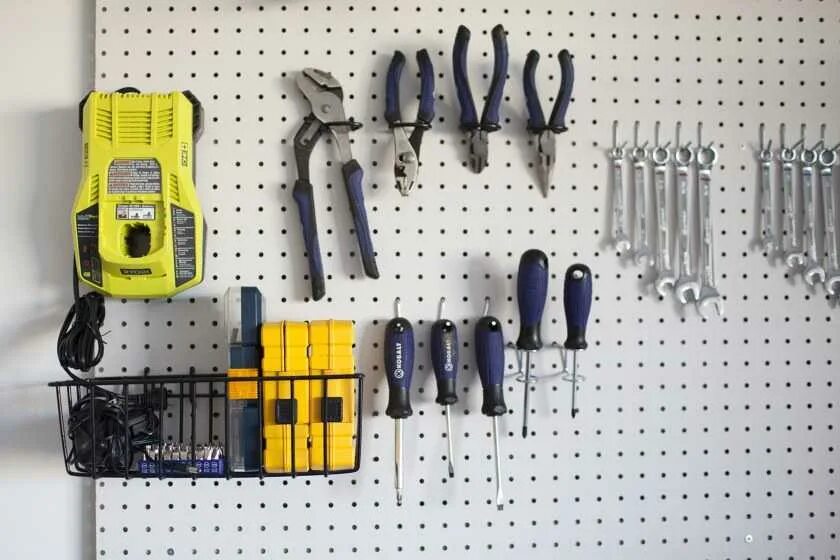 Tool holder. Полезные станки для гаража. Крючки для гаража. Новые приспособления для гаража. Пегбоард инструменты.