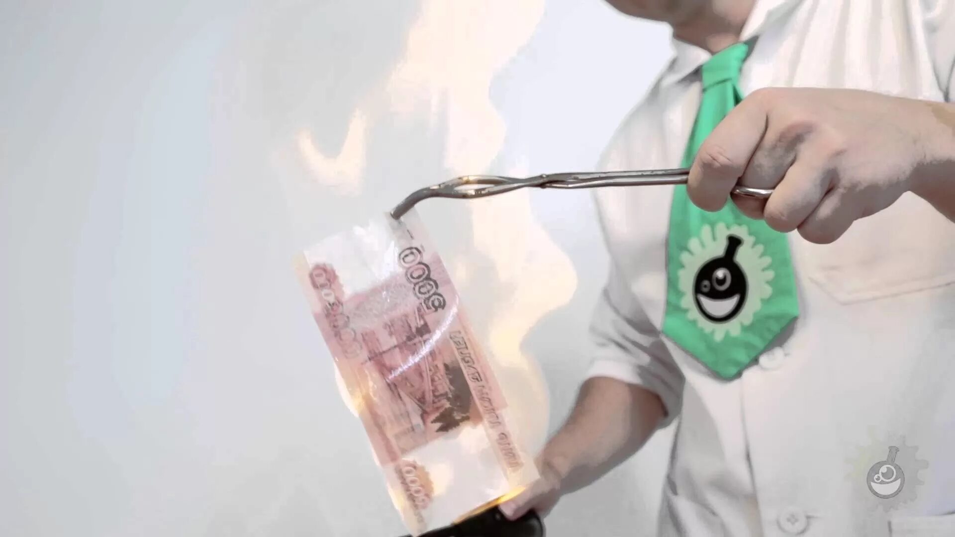 Деньги эксперименты. Деньги эксперименты. Эксперимент несгораемая купюра. Деньги эксперименты. Кража денег из кассы магазина.