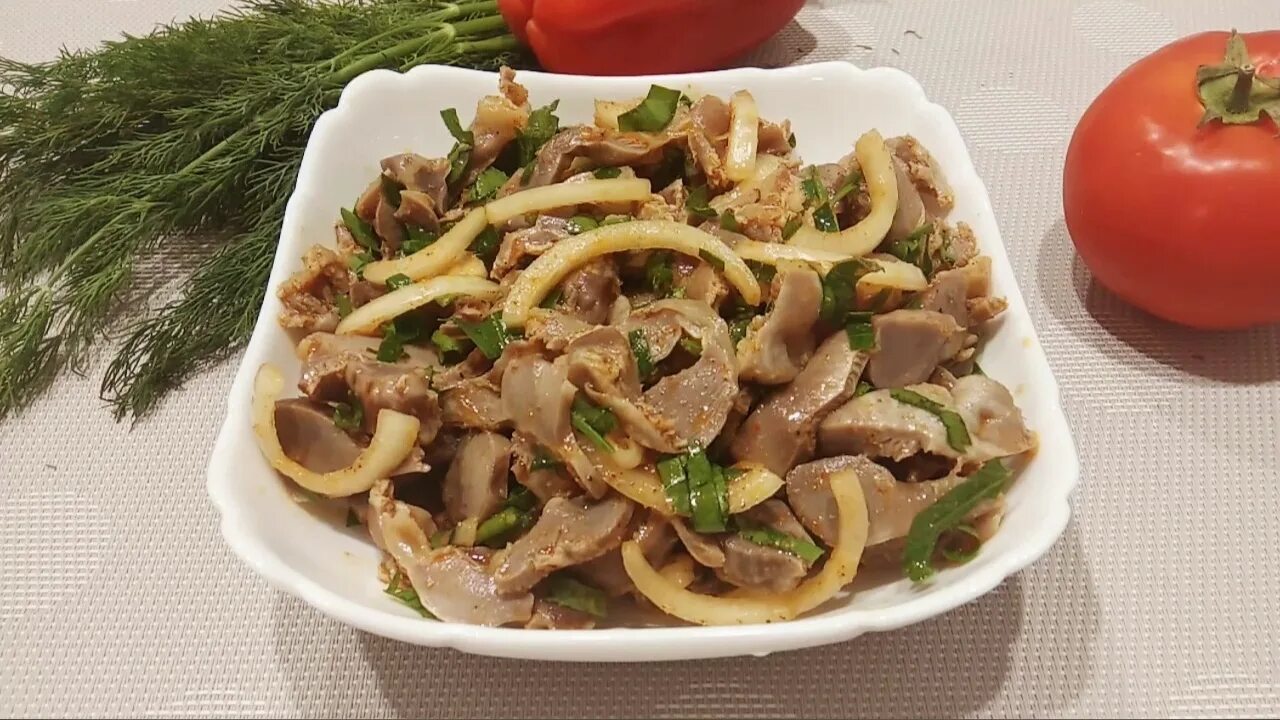 Желудки с маринованным луком салат. Салат из куриных желудков. салат из куриных желудочков. маринованные куриные желудочки. закуска из куриных желудков.