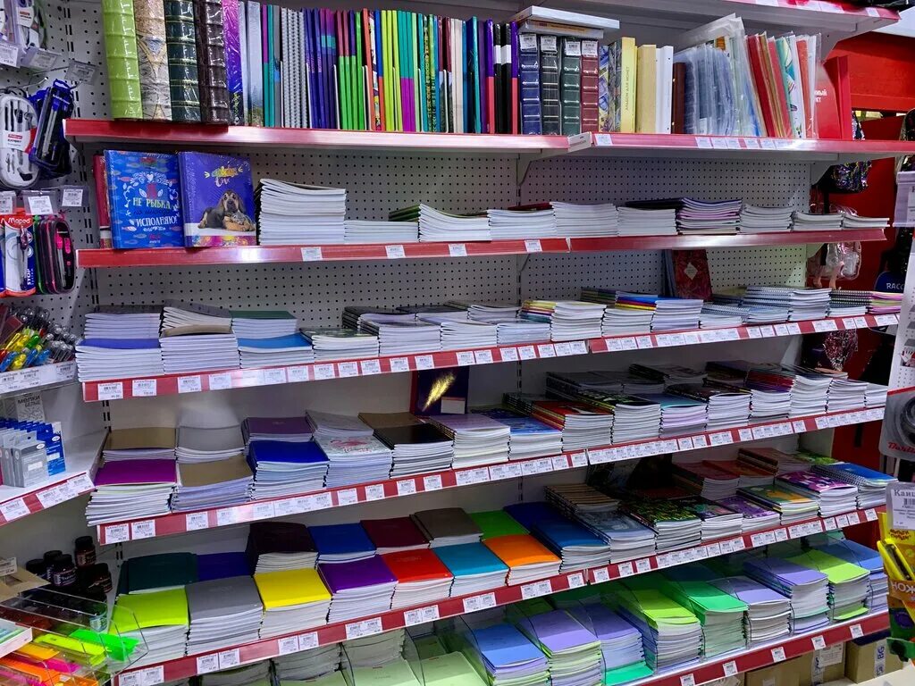 работающий магазин канцтоваров. продавец канцтоваров. работающий магазин канцтоваров. выкладка канцтоваров. канцелярские товары для детского сада.