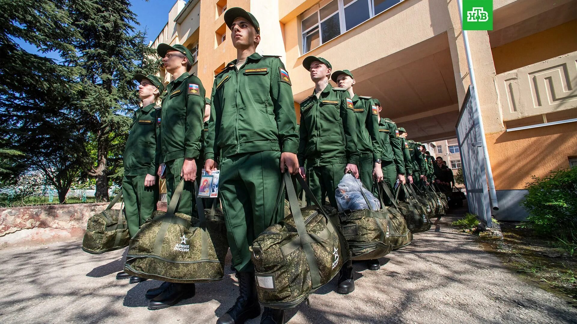 Военные сборы что будет если не прийти. Военный призыв. Призывники России. Российский солдат. Служба в армии.