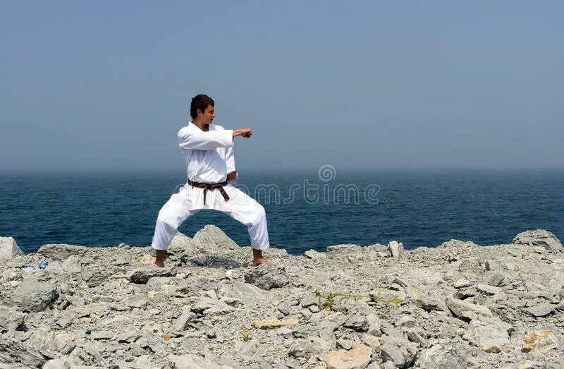 Я спешу на тренировку в кимоно сражаюсь. Каратист на море. Море карате. Каратист на пляже. Фотографии каратистки Наоре.