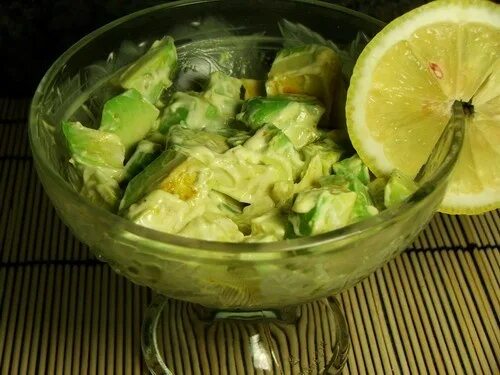 Салат с мясом криля и авокадо. Салат с крилем и авокадо. Салат с киноа авокадо и шпинатом. Салат с авокадо и овощами. Лёгкие рецепты из авокадо.