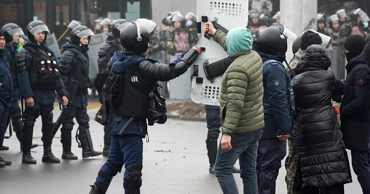 Казахстан митинг 2022 январь. Беспорядки в алматы январь 2022. Казахстан подожгли правительство. Бунт в казахстане 2022. Протесты в казахстане 2021.