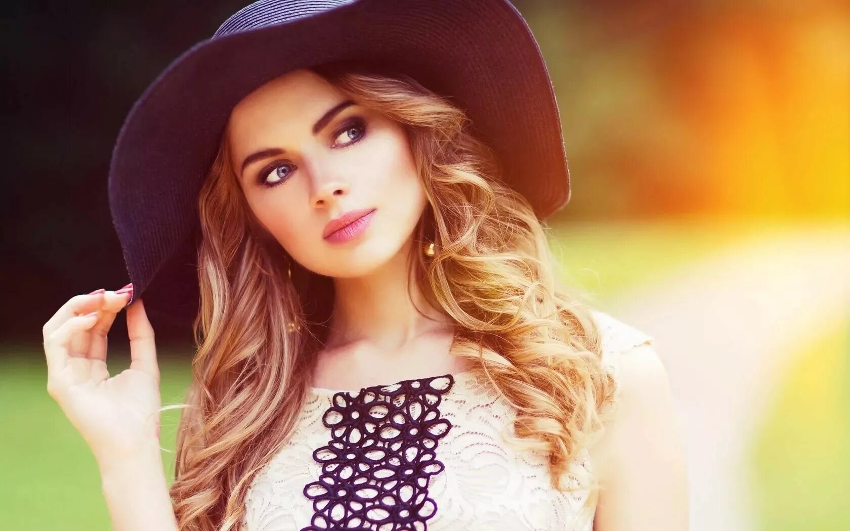 Как стать привлекательной. Как стать привлекательной. Как быть привлекательнее. 4 состояния женщины книга. Девушка улыбается.