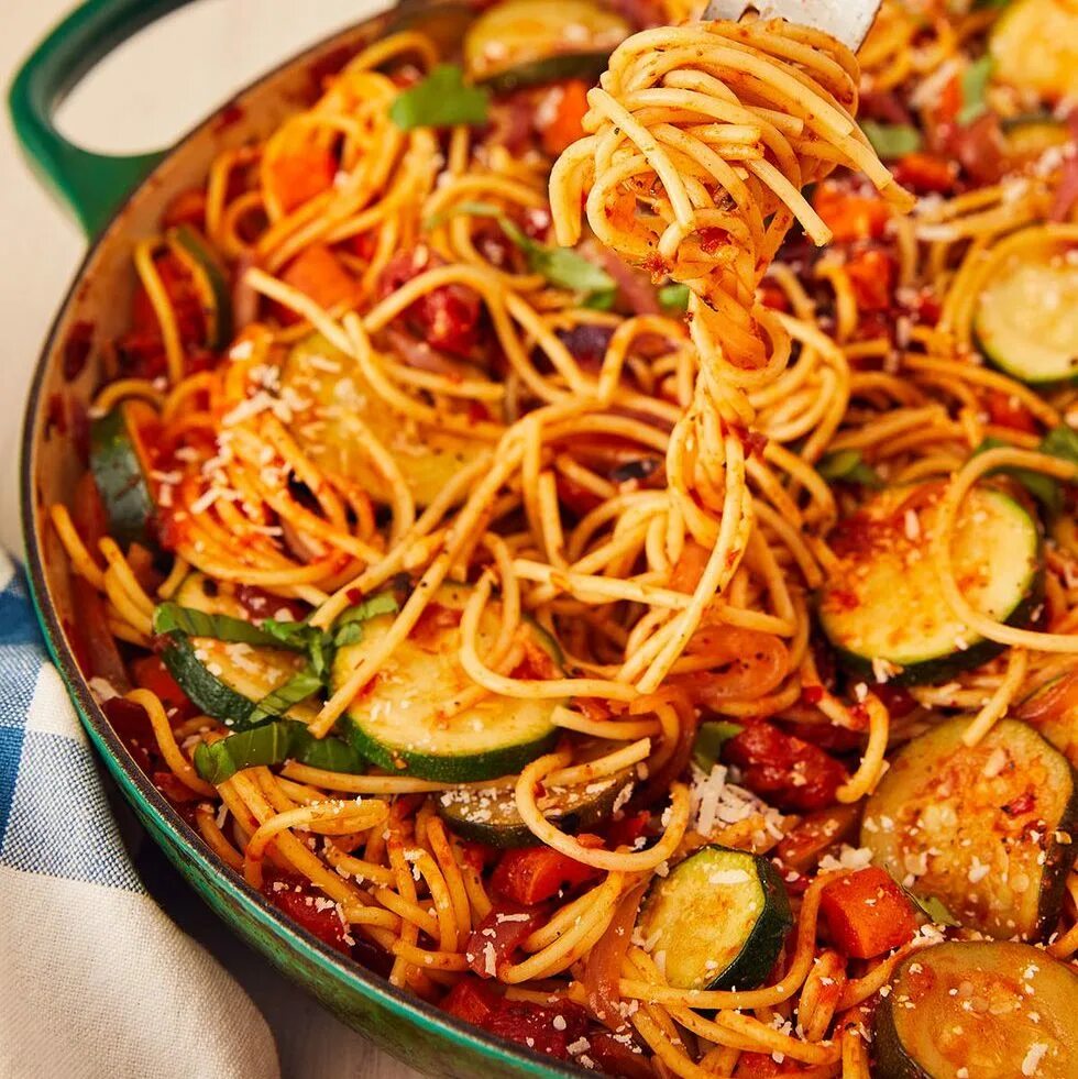 Макароны с овощами. Паста с овощами. Макароны с овощами на сковороде. Спагетти с овощами на сковороде.