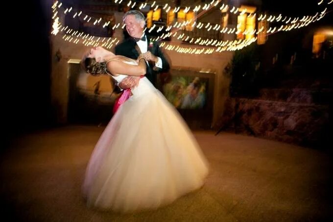 Невеста танцует одна. Танец отца и дочери на свадьбе. Танец невесты с папой на свадьбе. Танец для невесты от сестры.