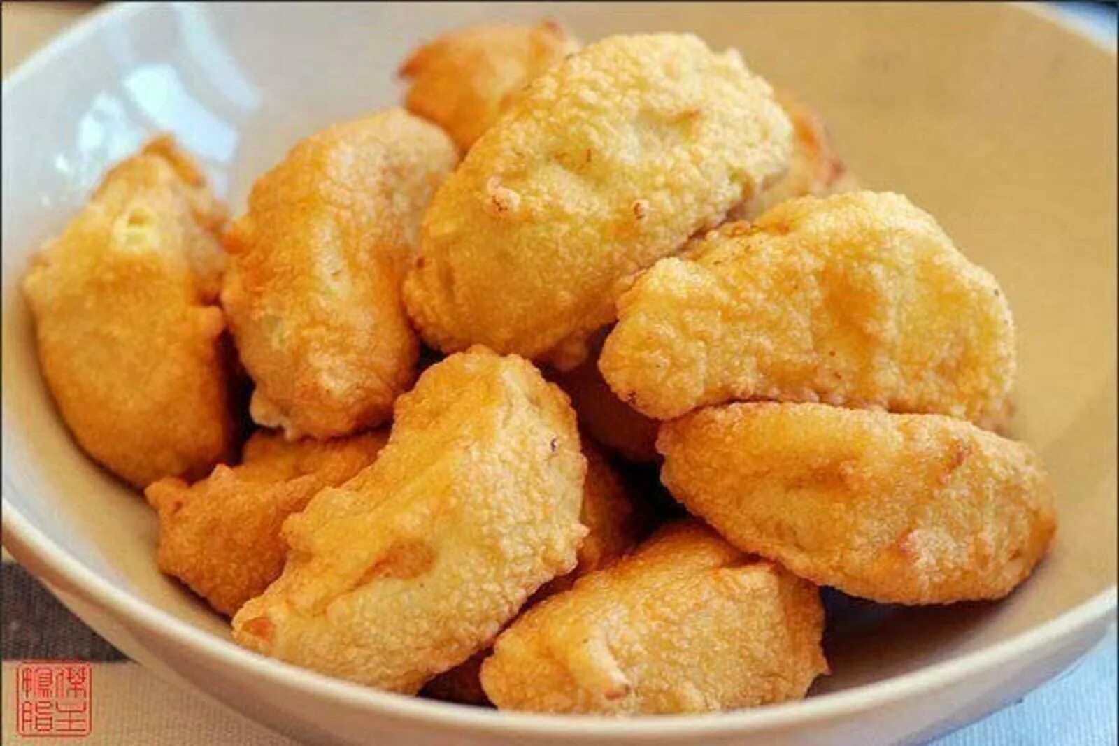 яблоки в кляре. воздушный кляр рецепт. кляр для рыбы на минеральной воде. рыбные кусочки в кляре. воздушный кляр рецепт.