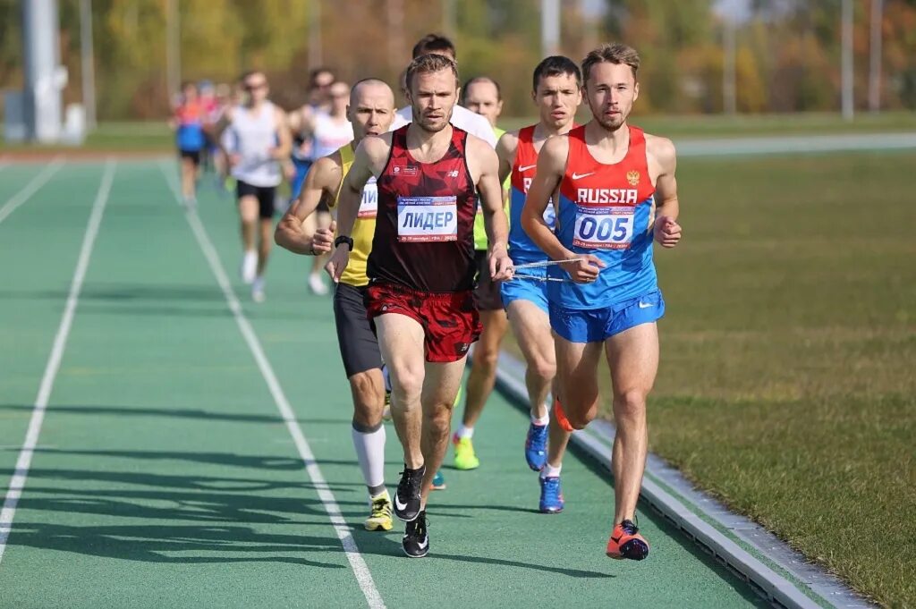 Спорт слепых легкая атлетика. Бег на 1500 м легкая атлетика. Паралимпийцы легкоатлеты. Бег - спорт слепых. М б бег