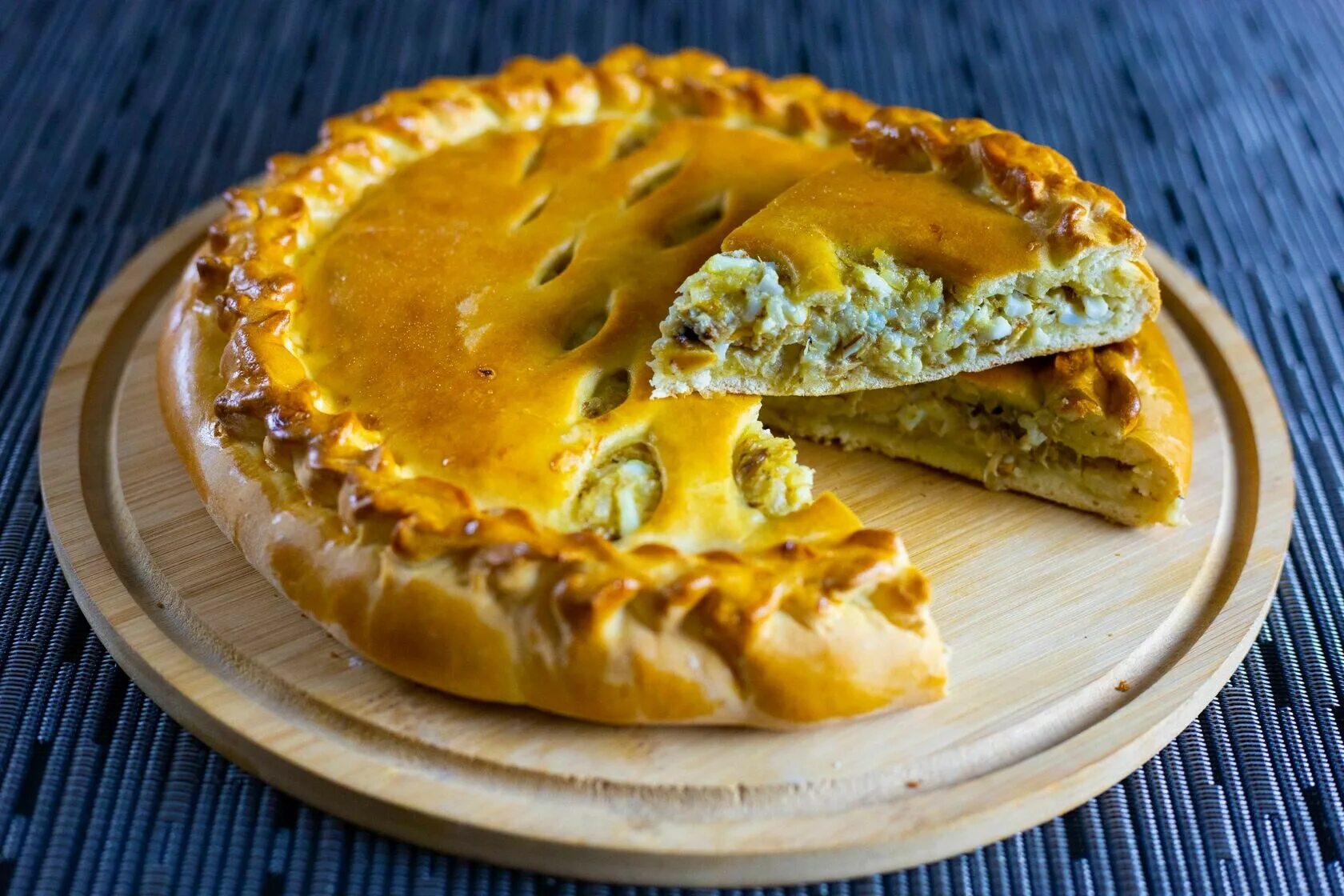 Пирог с консервы и рисом. Пирог с сайрой. пирог с сайрой и рисом. пирог с сайрой консервированной. открытый пирог с сайрой и рисом.