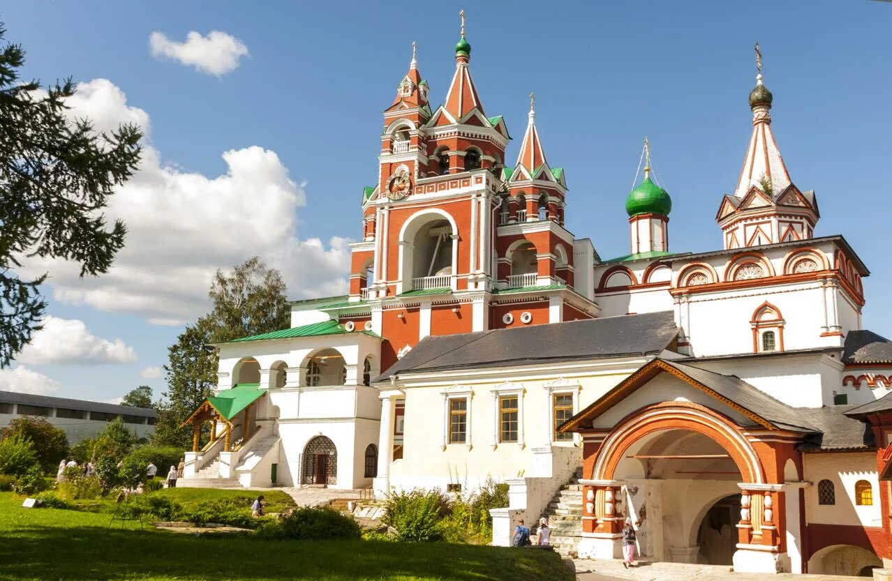 Куда сходить в звенигороде. Звенигородский Саввино-Сторожевский монастырь. Звенигород монастырь Саввы. Спасо-Сторожевский монастырь в Звенигороде. Храм в Звенигороде Саввы Сторожевского.