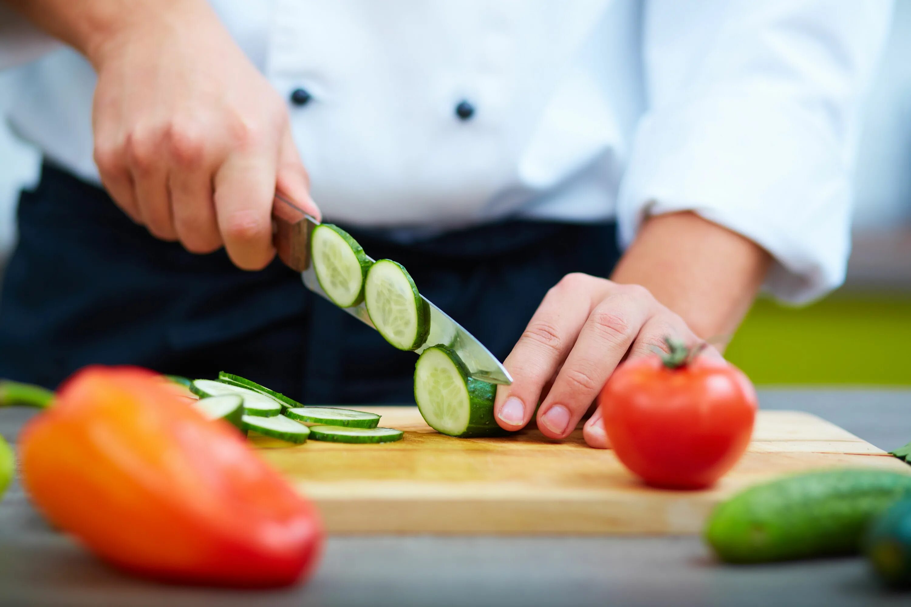 Cutting vegetables. Повар режет овощи. Порезанные овощи. Нарезанные овощи. Резать овощи.