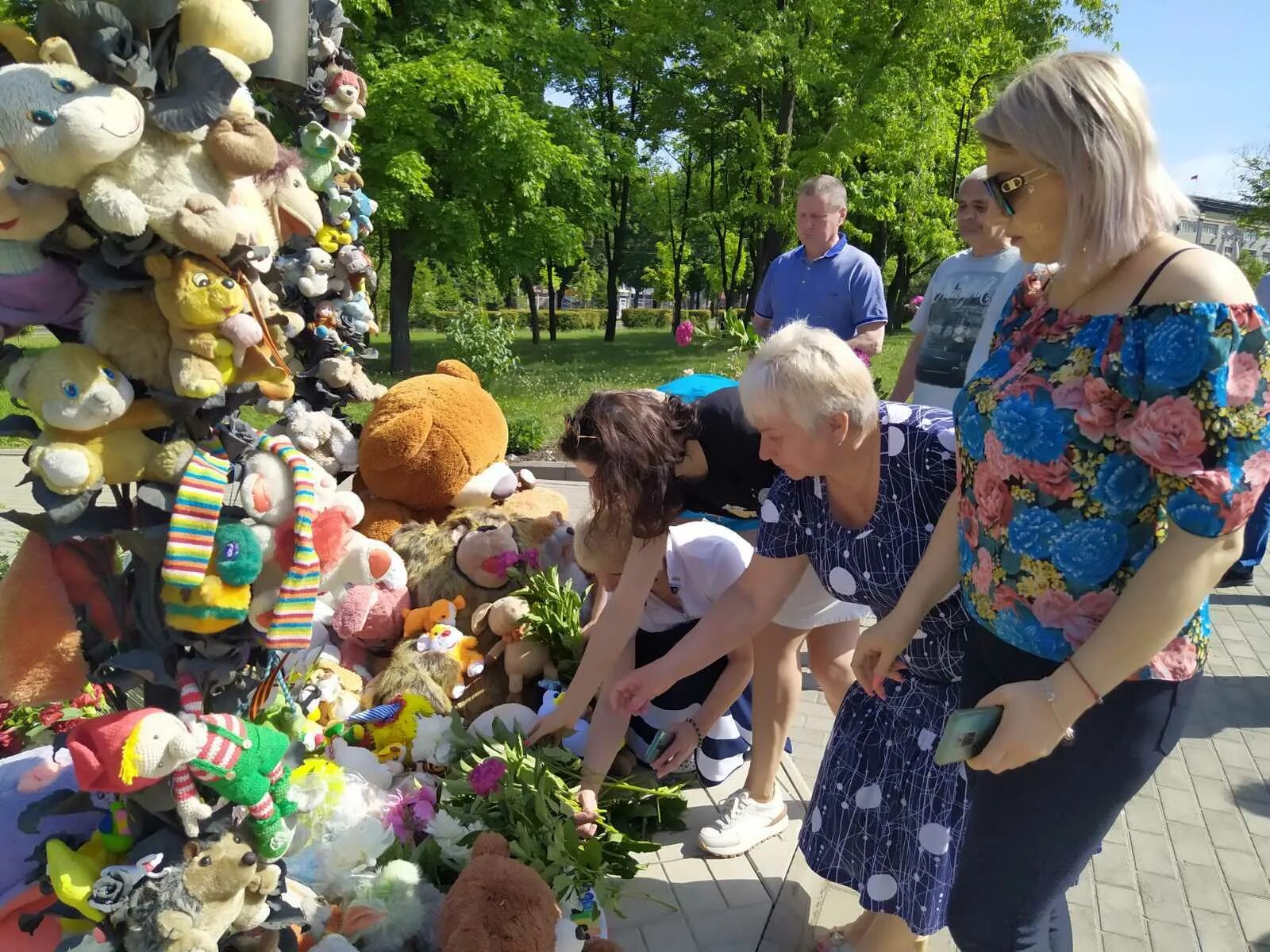 Донецк погибшим детям. Аллея в Донецке погибшим детям. Аллея ангелов в Донецке. Аллея детей в донбассе