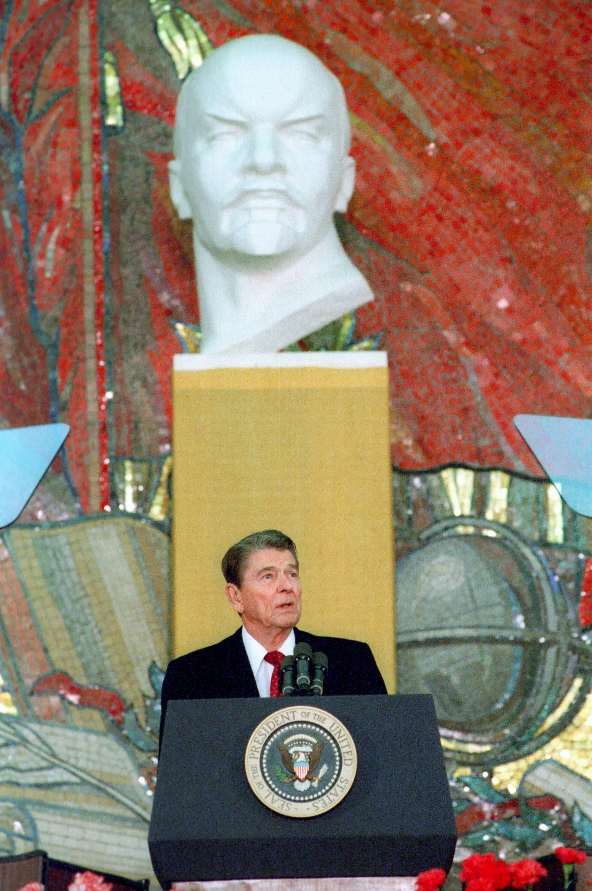 30 мая 1988. Националисты в иркутске. 30 мая 1988. Встреча рейгана и горбачева в москве 1988. 30 мая 1988.