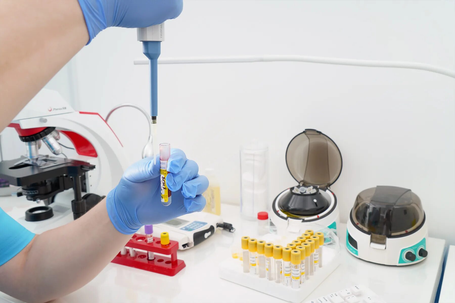 Работа экспресс лаборатории. Врач клд. Лаборатория в реанимации экспресс. Работа экспресс лаборатории. Скрининг коронавируса.