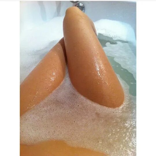 Красивые женские ножки в ванной. Ноги в ванной с пеной. Ноги в ванной с пеной девушек. Красивые ноги в ванной. Ванна без пены