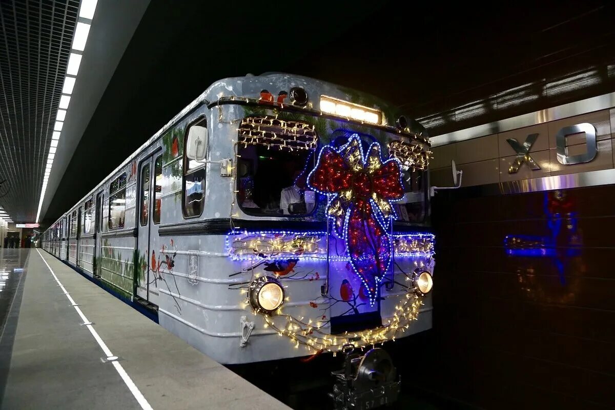 Новогодний метро. Новогодний поезд московского метрополитена. новогодний поезд в метро москвы. поезд метро москва 2017. новый метропоезд москва 2020.