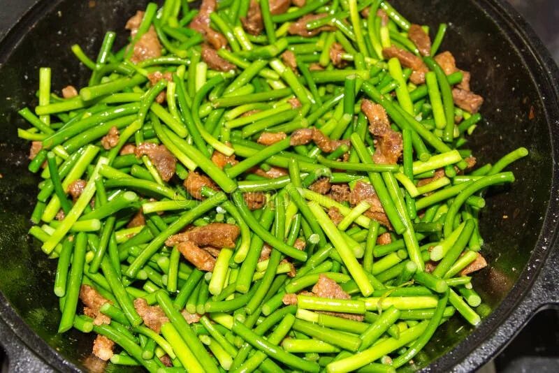 Говядина с чесночными стрелками. Стрелки чеснока с мясом по-китайски. Чесночные стрелки салат. Жареная свинина с чесночными стрелками. Жареная свинина с чесночными стрелками.