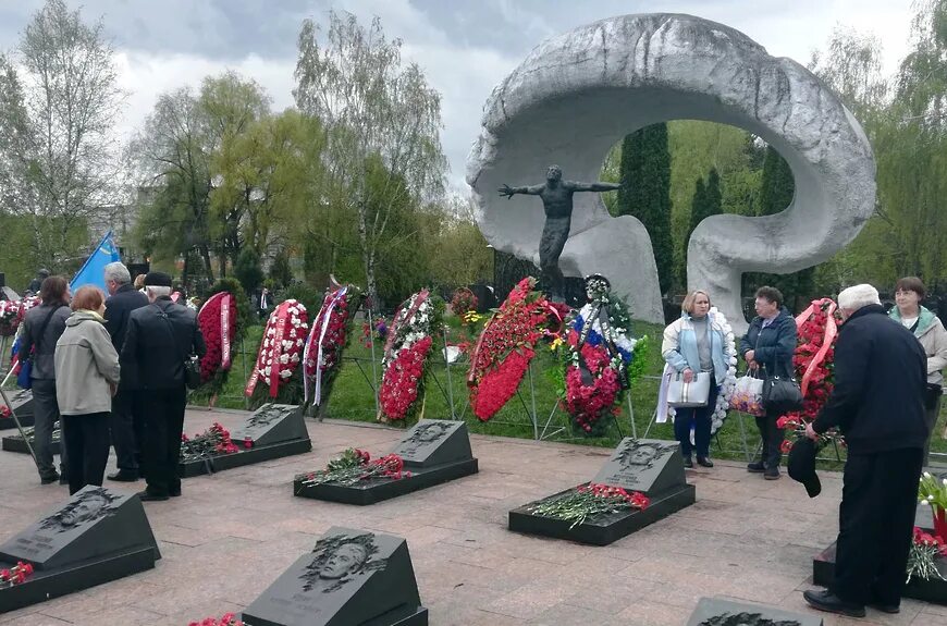 Мемориал ликвидаторам Чернобыльской аварии. Мемориал ликвидаторам ЧАЭС В Москве. Митинское кладбище ликвидаторы. Митино памятник чернобыльцам. 26 апреля день чернобыля