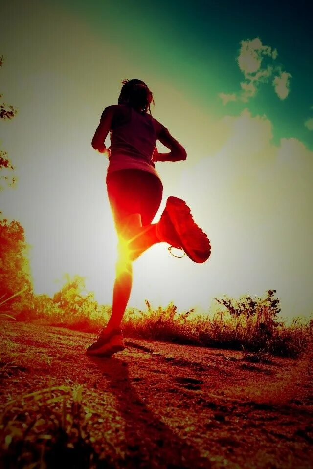 Она легкая. Она легкая. Художник nik helbig. Влюбленные летают. Далекая любовь.