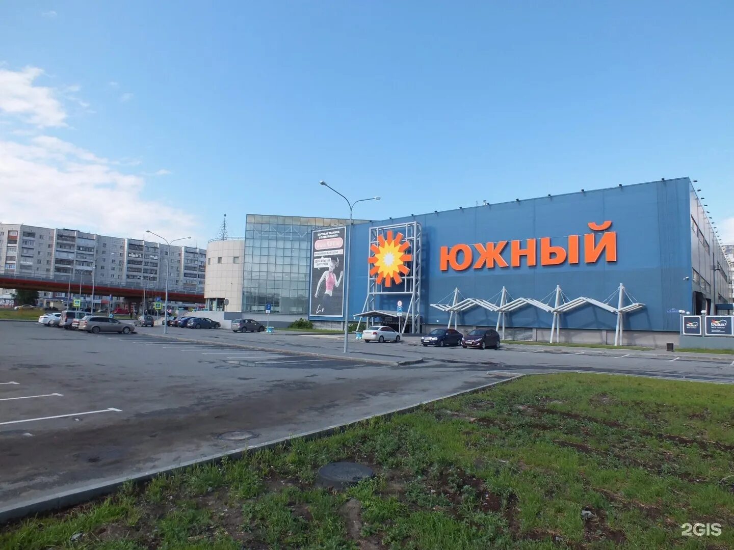 Магазин южный тюмень. Трц южный тюмень. Торговый центр южный тюмень на мельникайте. Магазины в тц южный тюмень. Работа южный тюмень.