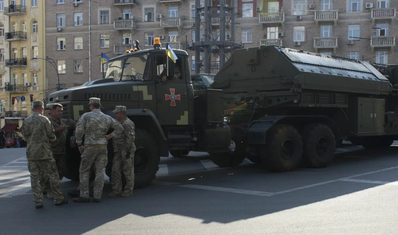 Украина радар новостей в контакте. Контрбатарейный радар 1л220ук. Парад военной техники Украины. Артиллерия на параде. Новое вооружение на параде в Киеве.