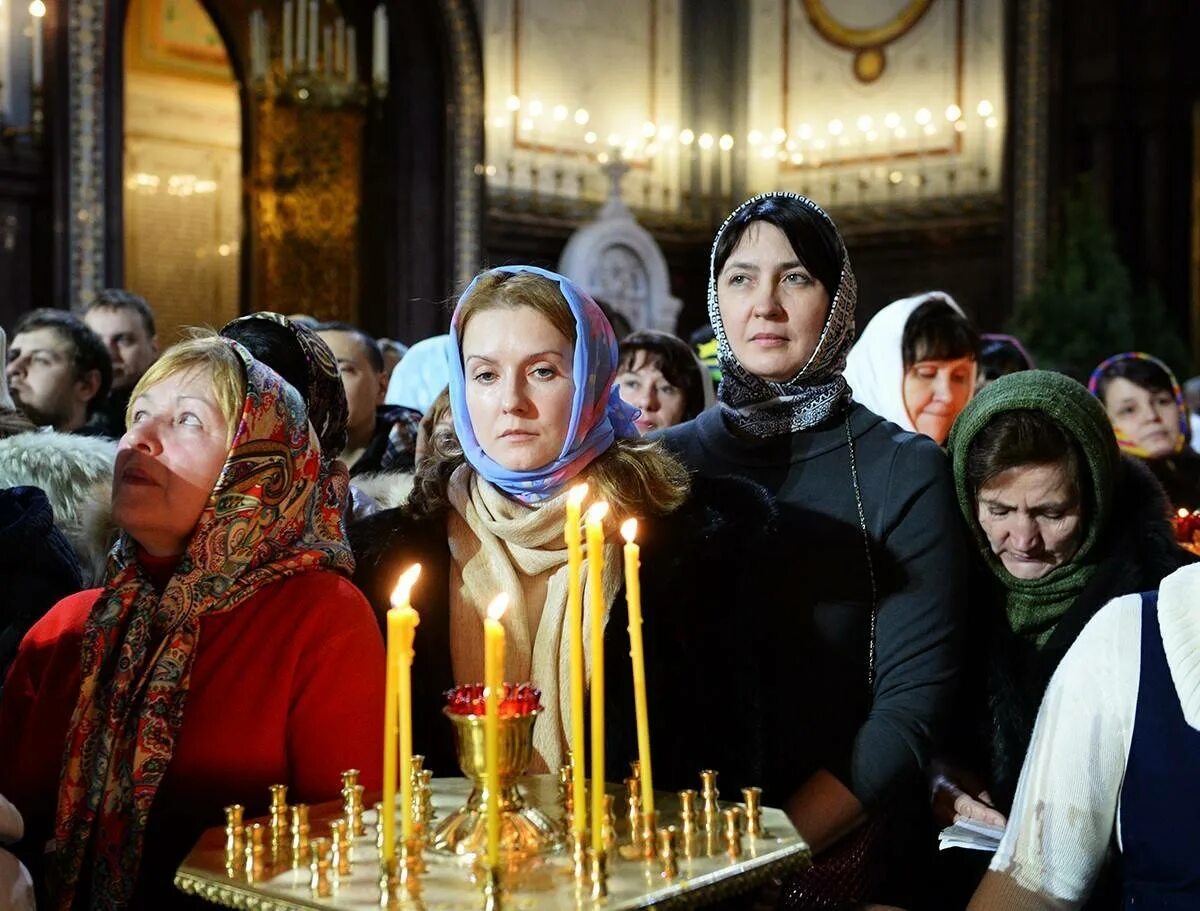 В пост какой платок одевать в церковь. Сретение Патриаршее богослужение. Люди в церкви. Православный храм. Православная девушка в храме.