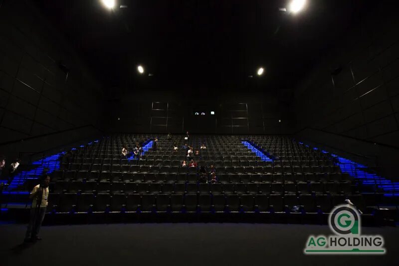 парень уворачивается от лазеров. кинолазер сайт. кинолазер сайт. лазер. кинолазер сайт.