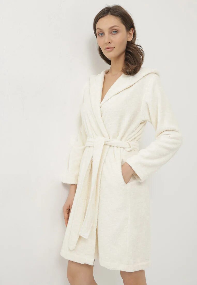 Bathrobe на белом фоне. Белый халат домашний. Озон домашняя одежда angela by spirina. Белые домашние халаты. Белые домашние халаты.