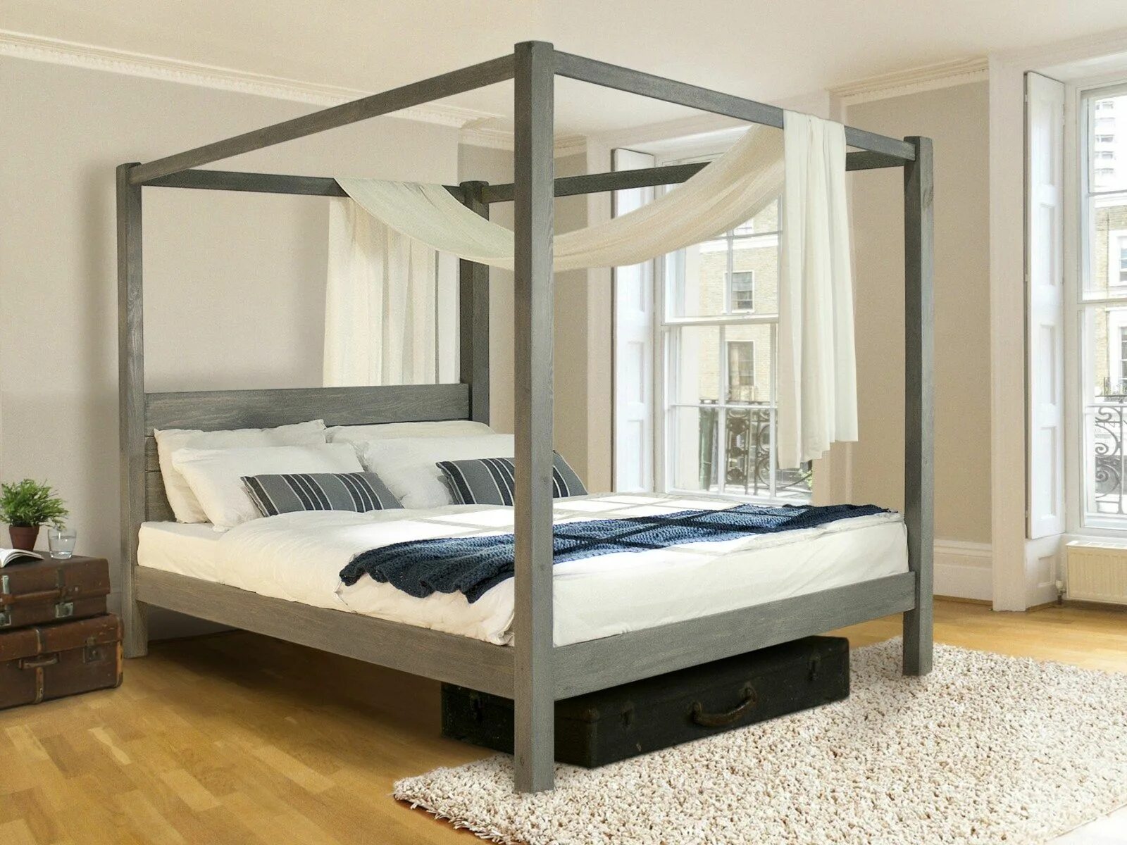 Кровать со столбиками. Кровати со стойками. Металлическая кровать с балдахином. Кровать двуспальная металлическая с балдахином. Кровати со стойками.