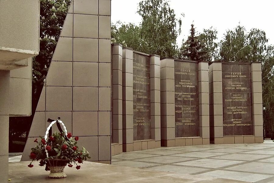 Комсомольская парк победы. Аллея героев набережные челны. Мемориал победы пятигорск. Мемориал памяти пятигорск. Аллея славы пятигорск.