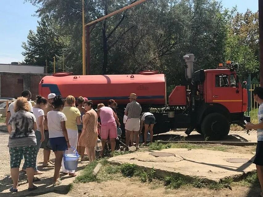 В анапе отключат воду. Фенольная катастрофа в Уфе. Подвоз воды. Авария ХВС подвоз воды. Автомобиль для подвоза воды населению.