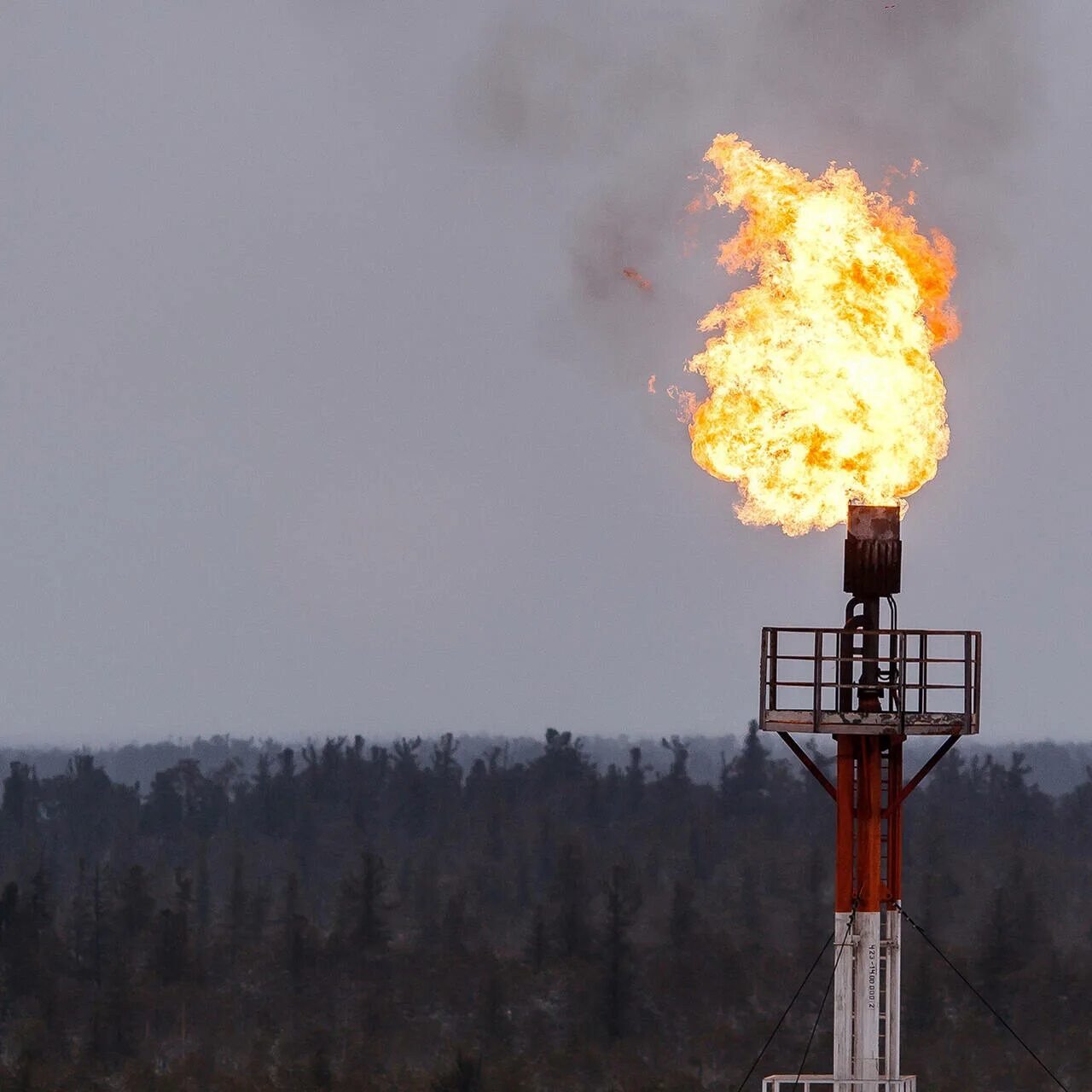 Факел сжигания попутного газа. Факел попутного нефтяного газа. Попутный нефтяной ГАЗ добыча. Факел газовый в ХМАО.