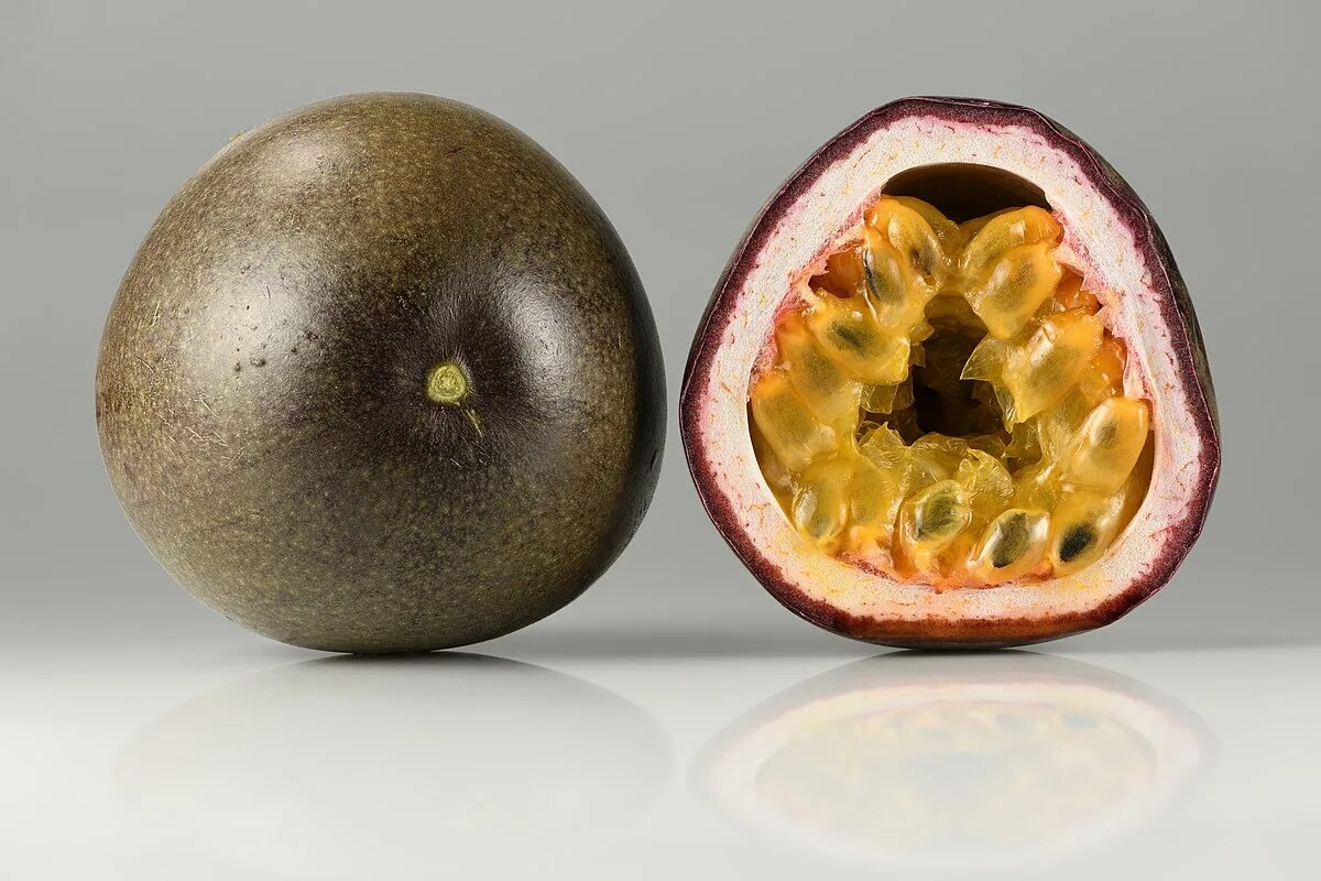 Бам балан фрукт который по вкусу напоминает. Маракуйя (фрукт). Маракуйя Эдулис. БАМ-Балан фрукт. Маракуйя в разрезе.