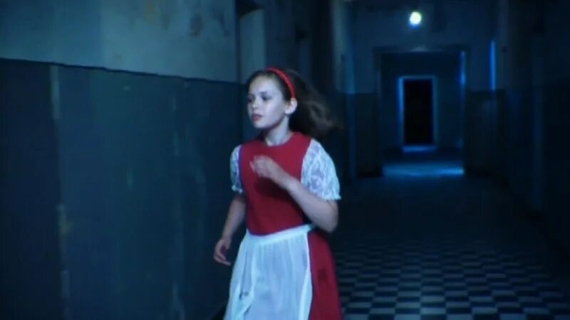 Лабиринт клип. Oomph алиса. oomph labyrinth клип. лабиринт oomph. девочка из labyrinth oomph.