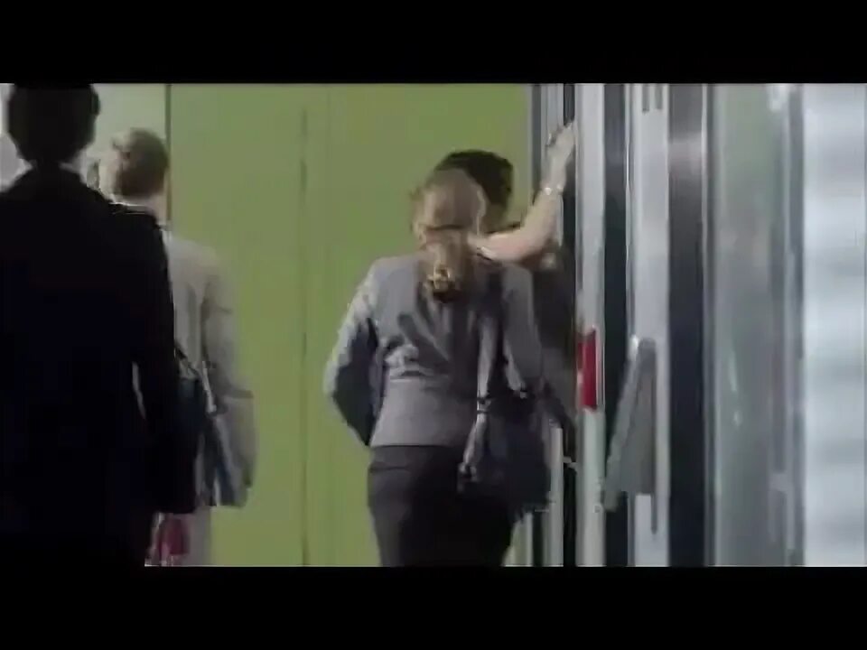 Девушка не выдержала видео. Учитель ударил фильм. Девушка в зале прикол. Девушка не выдержала видео. Недотерпела и описалсь.