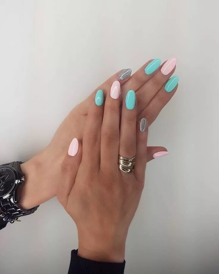Ongles couleur pastel violet rose jaune vert arc en ciel tendance manucure Rainb