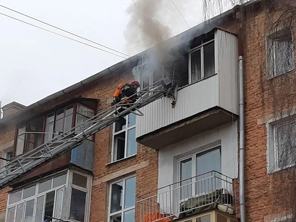 Пожар в квартире. Пожары в жилых домах. Пожар в жилом доме. Горящий балкон. Сгорел балкон