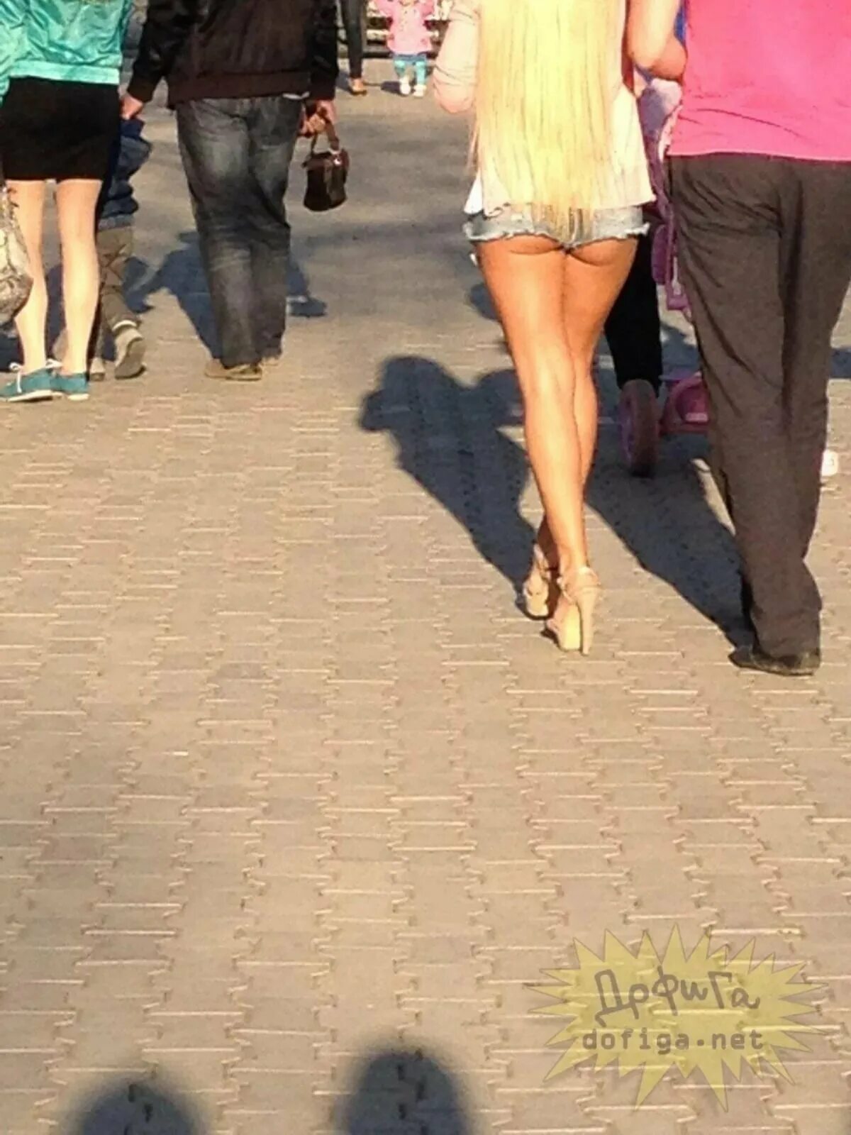 Миранда керр стиль. Девушки в летних платьях частное. Одежда жена на улице. Захия дехар без нижнего белья. Эмилия ратажовски на улице.