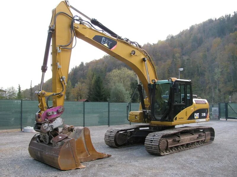 Экскаватор umg e200c. Экскаватор volvo ec210. Гусеничные экскаваторы санкт петербург. Гусеничные экскаваторы санкт петербург. Вольво 200 экскаватор гусеничный 200.